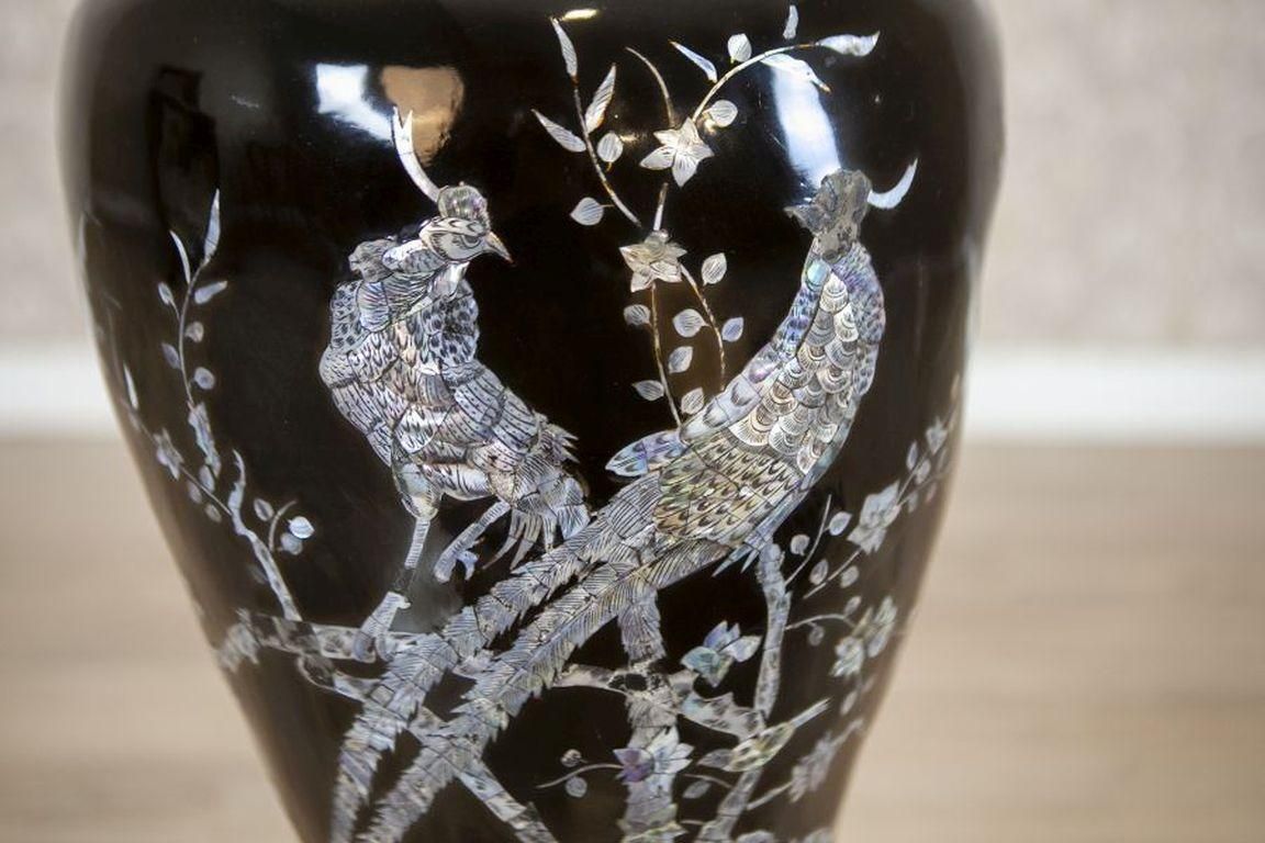 Large Chinese Lacquer Vase From The 1960s 1970s With Mother Of Pearl Inlays photo vinterior