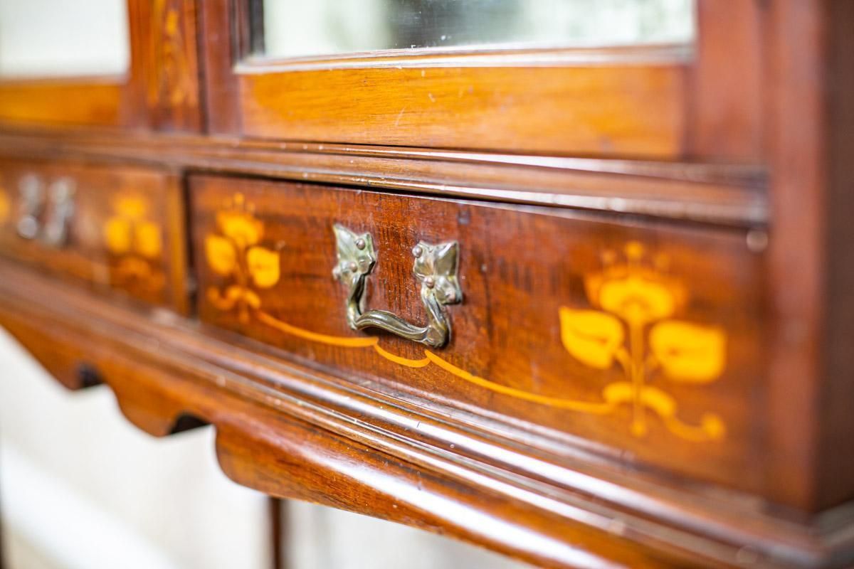 photo vinterior English Mahogany Inlaid Showcase From The 19th Century