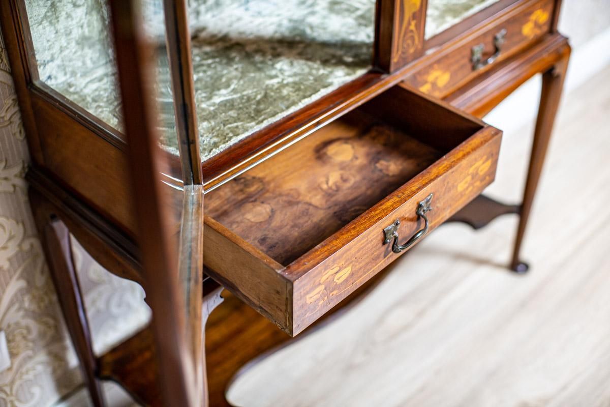photo vintage English Mahogany Inlaid Showcase From The 19th Century