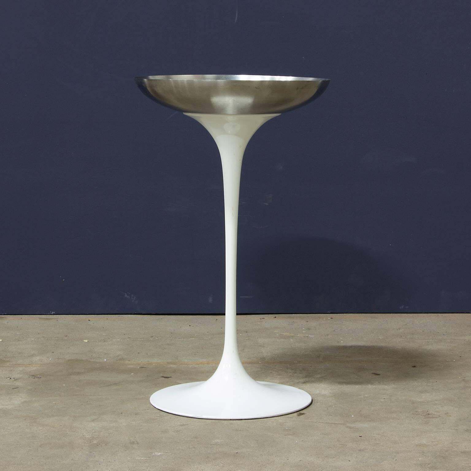 1960, Eero Saarinen For Knoll International, Set Of Seven White Tulip Ashtrays photo for sale