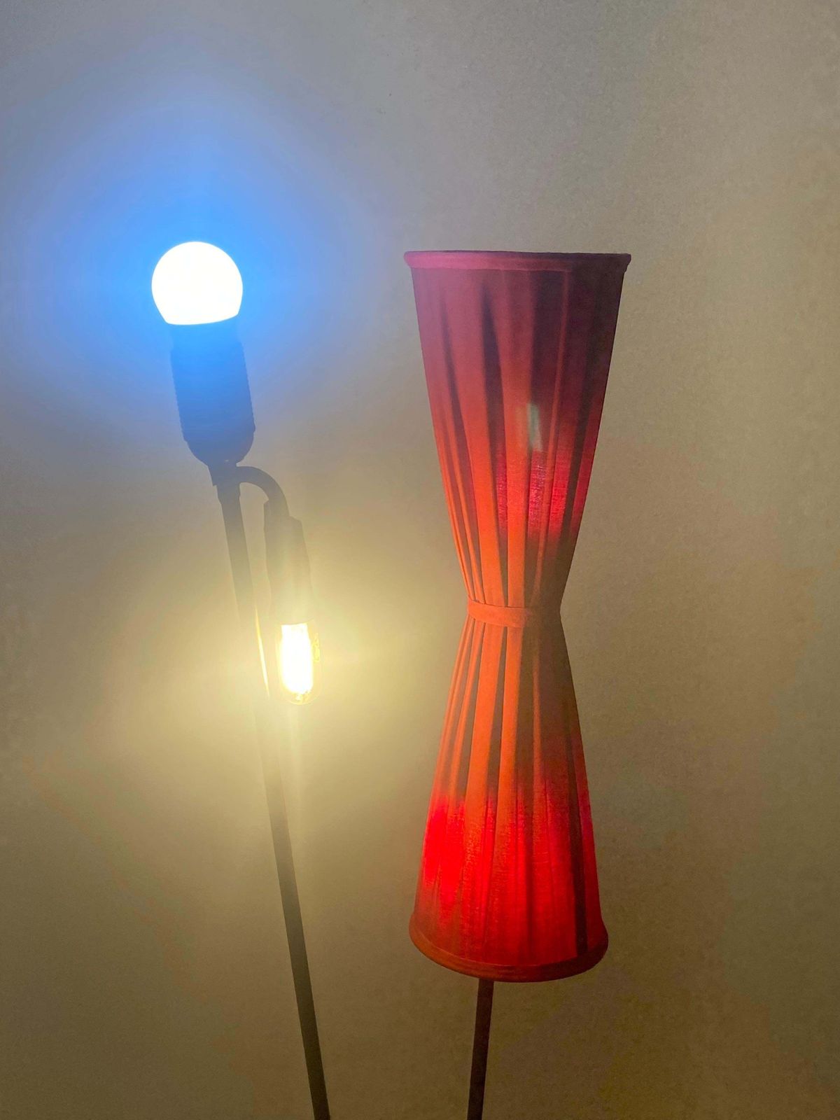 Verlichting Rode Scandinavische Mid Century Vloerlamp Met Messing Frame photo