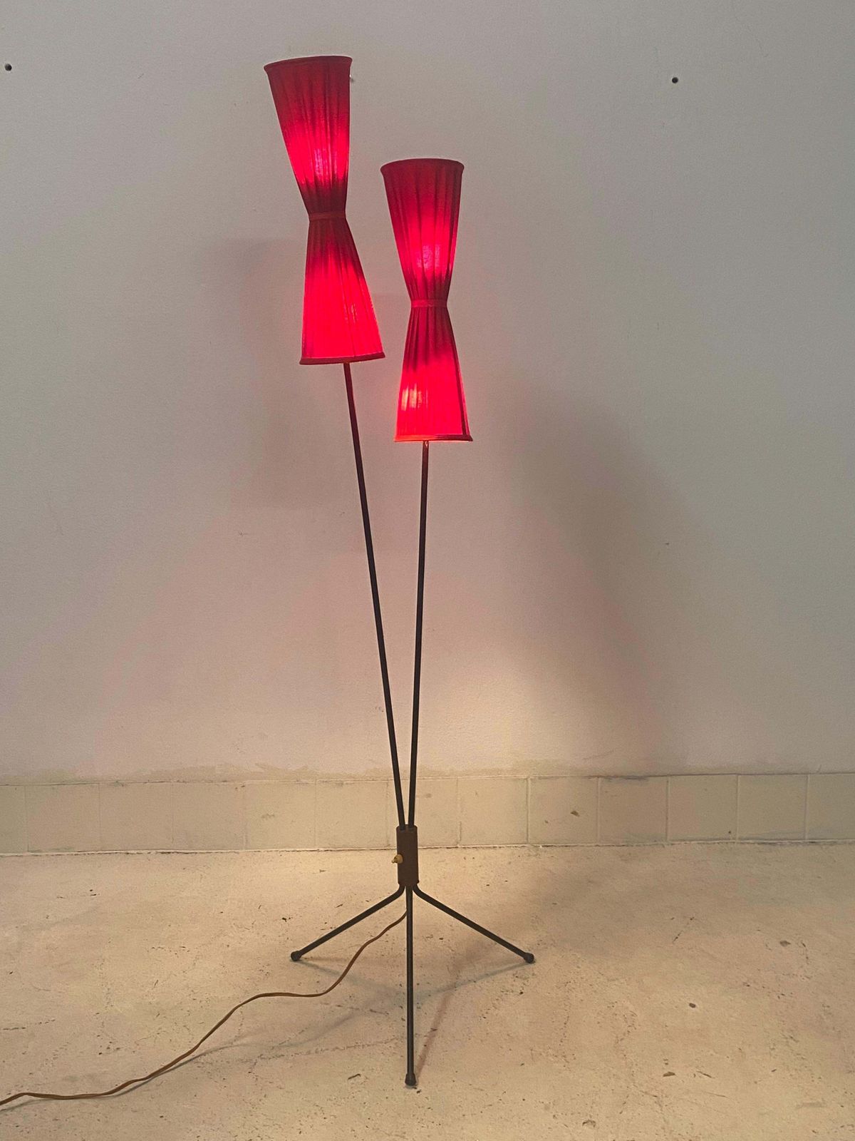 photo vinterior Rode Scandinavische Mid Century Vloerlamp Met Messing Frame
