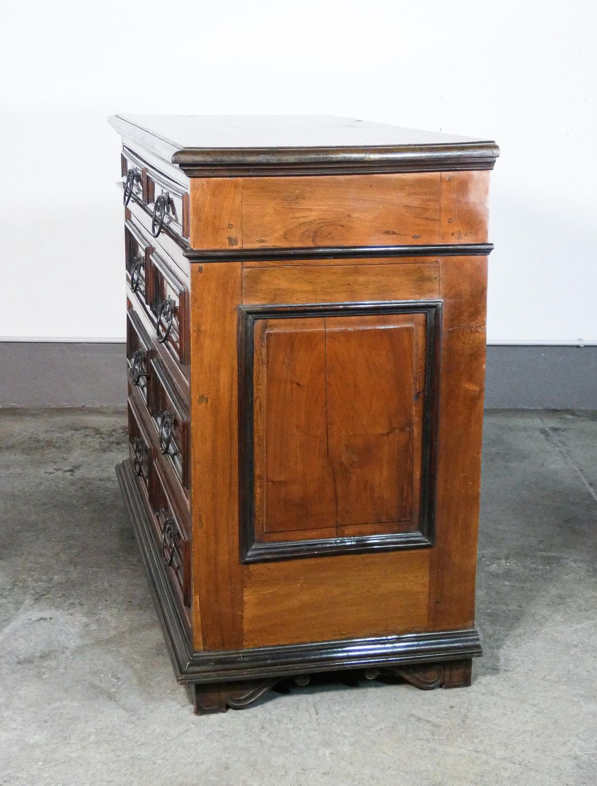 photo furniture Louis XIV Chest Of Drawers In Walnut And Briar, 1700