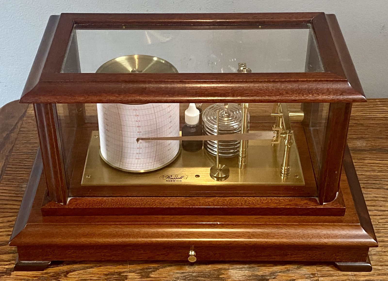 photo vintage Antique High Quality English Oak And Brass Barograph Aneroid Barometer For Measuring Atmospheric Air Pressure Meteorologist Weather Station Industrial
