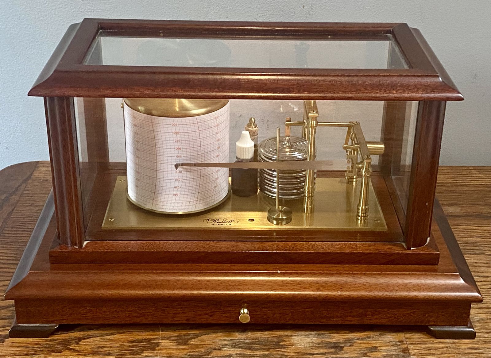 Home Decor Antique High Quality English Oak And Brass Barograph Aneroid Barometer For Measuring Atmospheric Air Pressure Meteorologist Weather Station Industrial photo