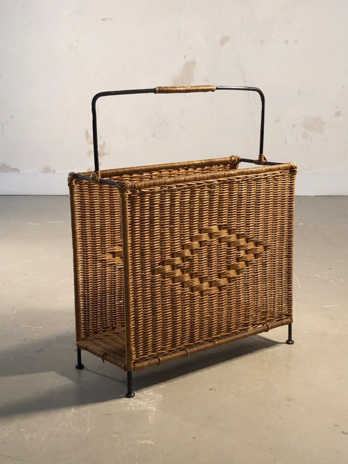 1950 Rattan Modernist Brutalist Shabby Chic Magazine Holder Audoux Minnet Mategot photo for sale