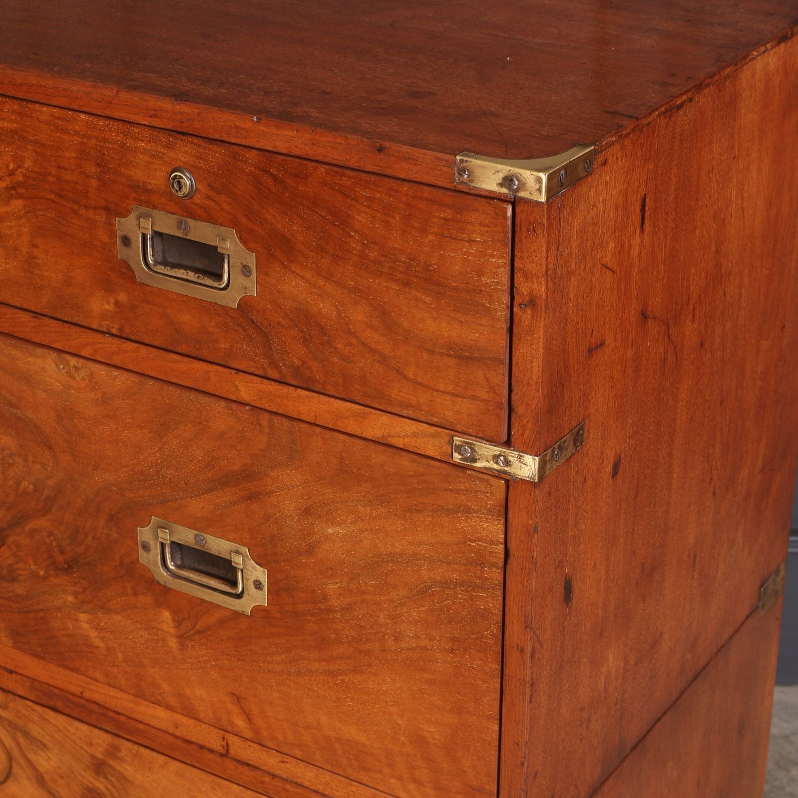 photo vinterior Rare Figured Walnut Military Campaign Chest