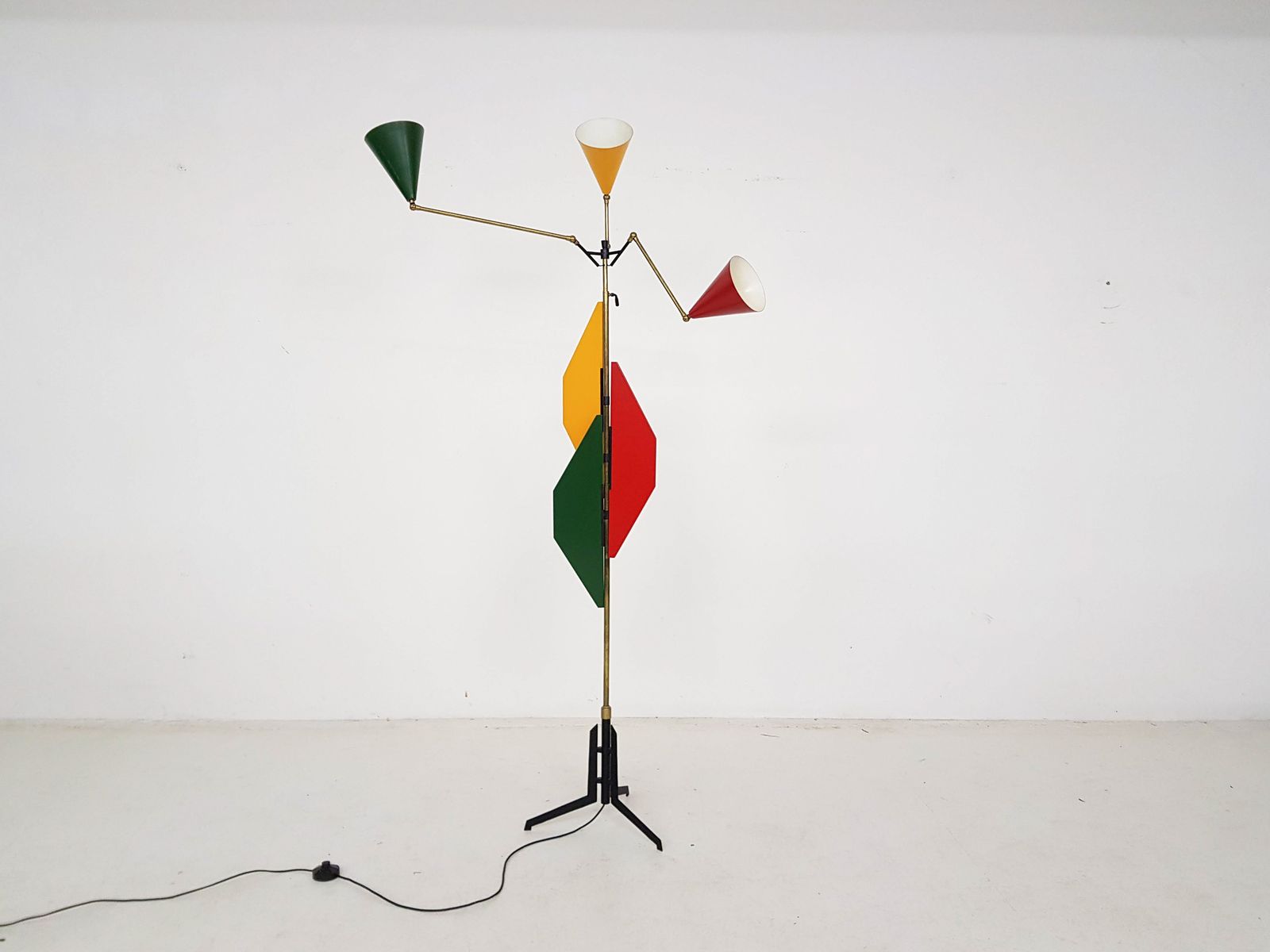 Uitzonderlijke Kleurrijke Italiaanse Mid Century Vloerlamp, Toegeschreven Aan Arredoluce photo for sale