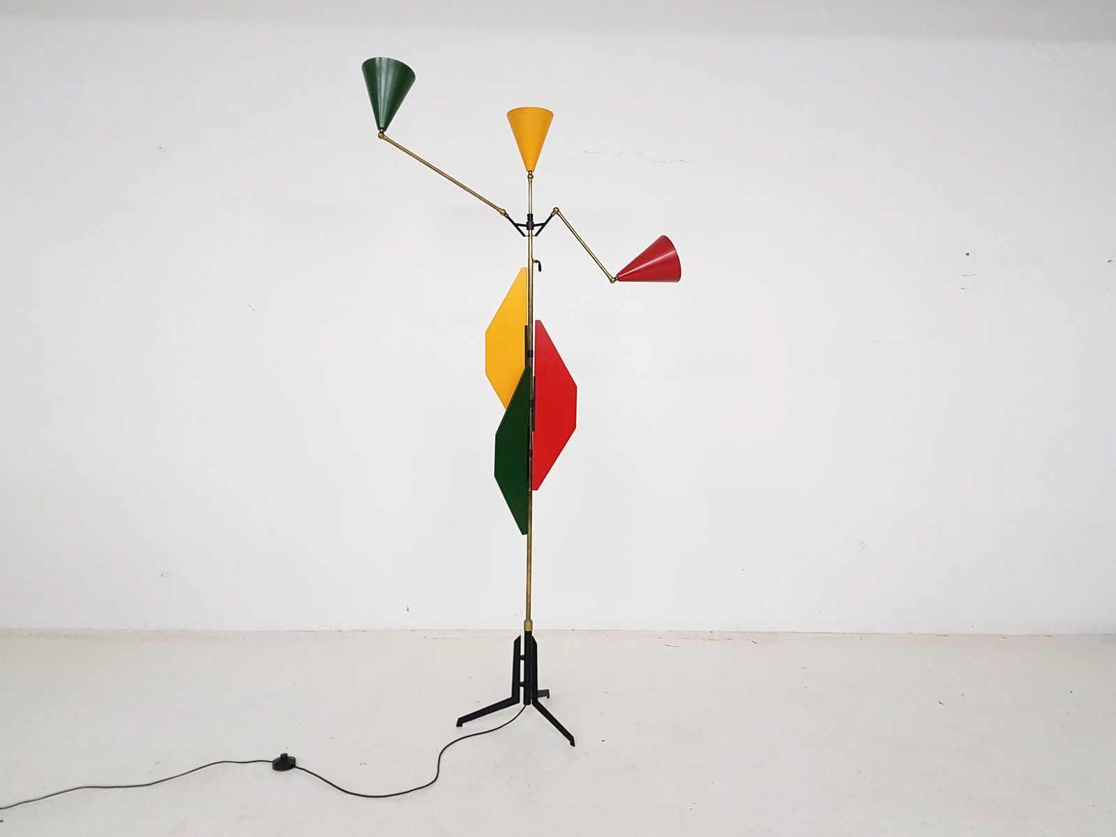 Uitzonderlijke Kleurrijke Italiaanse Mid Century Vloerlamp, Toegeschreven Aan Arredoluce photo 1895.0