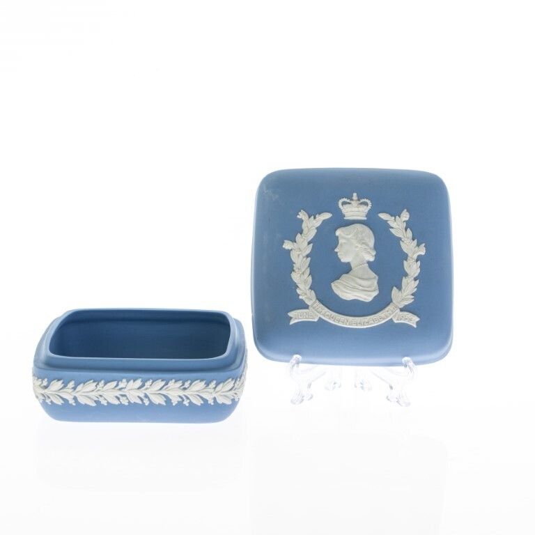 Wedgwood Blue Jasperware Porcelain Queen Elizabeth Royal Visit To New Zealand Lidded Box