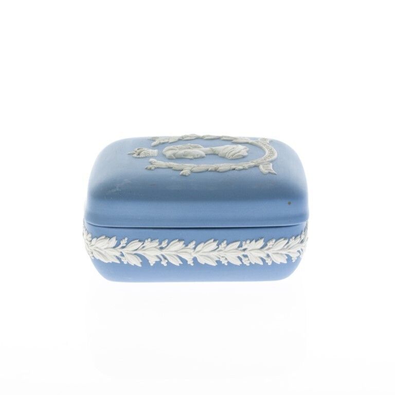 Wedgwood Blue Jasperware Porcelain Queen Elizabeth Royal Visit To New Zealand Lidded Box photo for sale