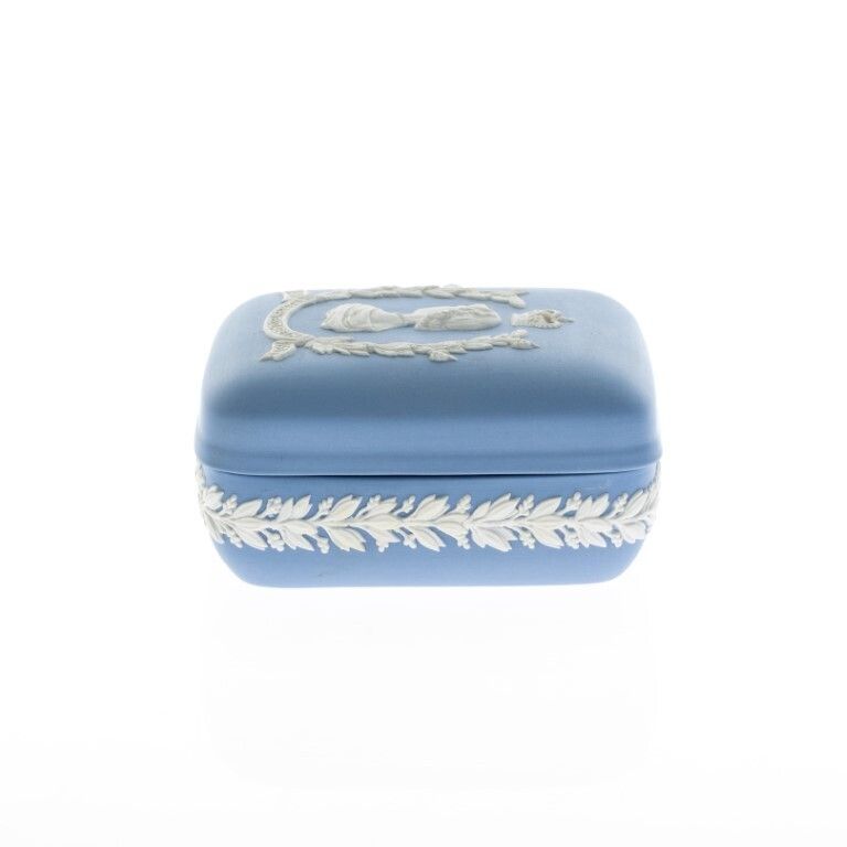 Wedgwood Blue Jasperware Porcelain Queen Elizabeth Royal Visit To New Zealand Lidded Box photo 65.0