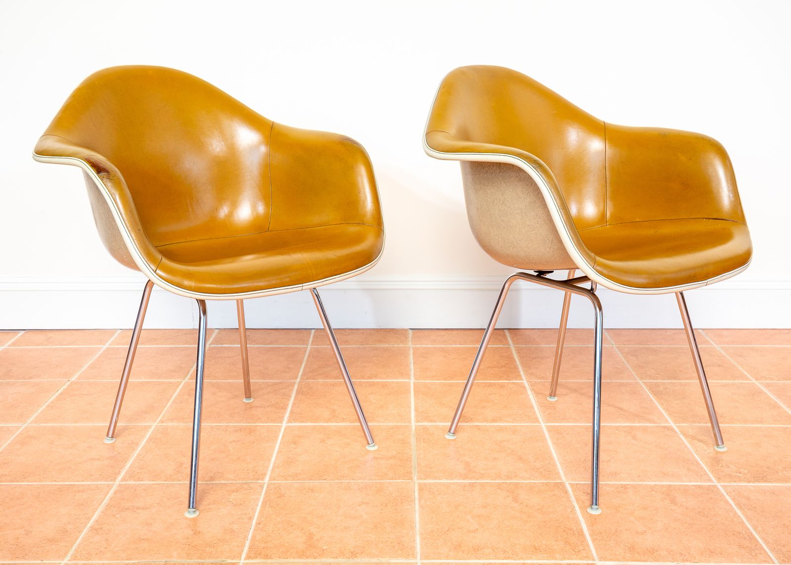photo vinterior Pair Of Eames Herman Miller Dax Leather Armchairs Vitra 1960s Mcm Space Age Rope Edge Shell Bucket Vitra Caramel Leather Lounge Easy Dining Occasional