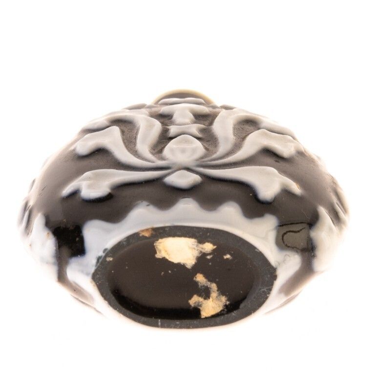 Chinese Qing Dynasty Black & White Cameo Overlay Porcelain Lotus Flower Snuff Bottle photo furniture