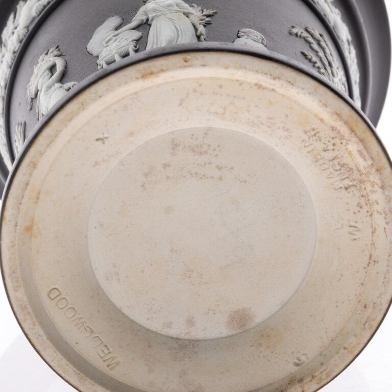 Antique Wedgwood Black Basalt Jasperware Ceramic Porcelain Bas Relief Neoclassical Planter Vase 19th Century photo vinterior