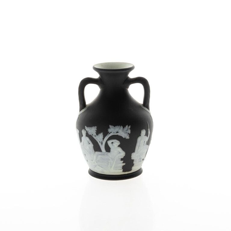 Wedgwood Black Basalt Jasperware Ceramic Porcelain Copy Of The Portland Vase photo for sale