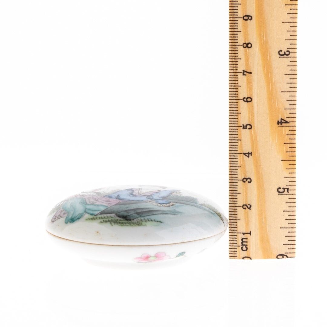 Chinese Hand Painted Famille Rose Porcelain Ceramic Lidded Box photo for sale