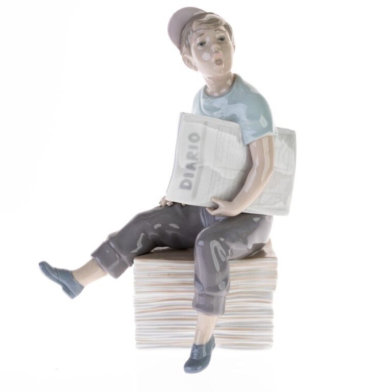 Nao By Lladro Fine Porcelain Sculpture Of A Newspaper Boy