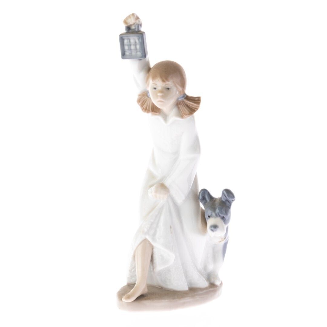 Nao By Lladro Porcelain Ceramic Girl With Lantern Sculpture