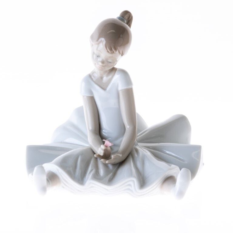 Nao By Lladro Fine Porcelain Sculpture Of A Ballerina Holding A Flower