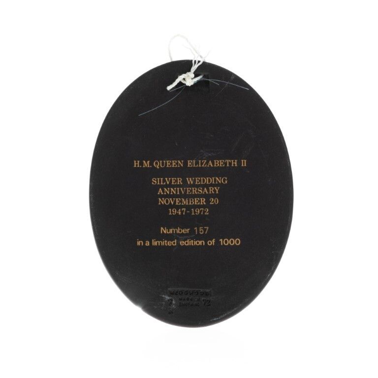 Wedgwood Black Basalt Jasperware Ceramic Porcelain Queen Elizabeth II Silver Wedding Portrait Medallion photo Art