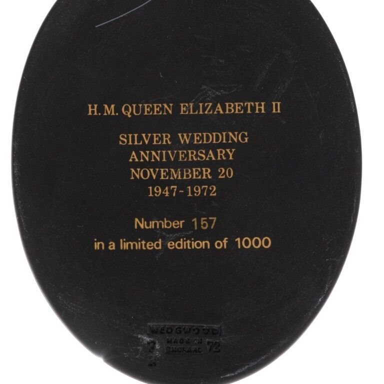 Wedgwood Black Basalt Jasperware Ceramic Porcelain Queen Elizabeth II Silver Wedding Portrait Medallion photo 75.0