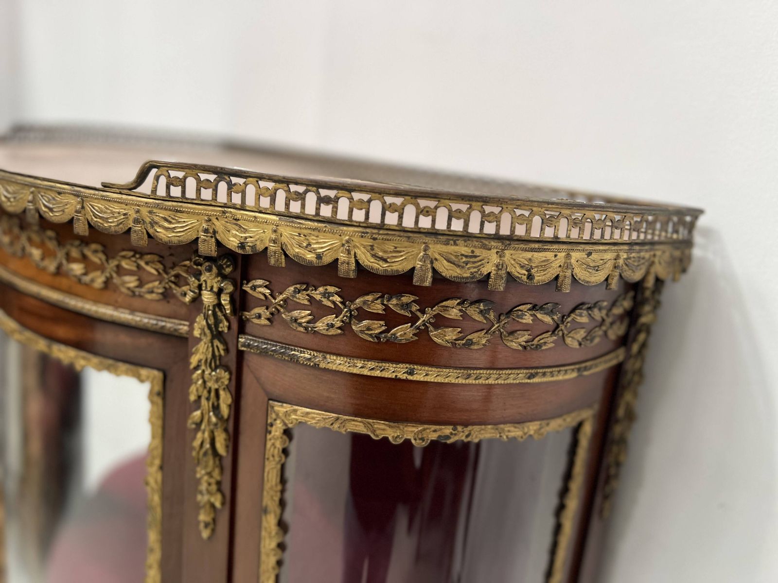 Furniture Napoleon III Style Curved Display Case In Mahogany And Veneer, 20th Century photo