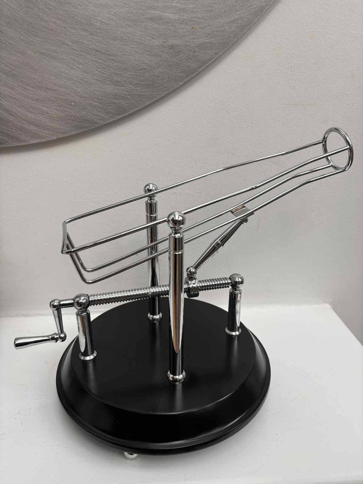 photo for sale Wijnwieg Decanteerhouder – Mechanische Flessenhouder met Kantelmechanisme – Wijnschenker – Cadeau voor Hem – Barcartdecoratie