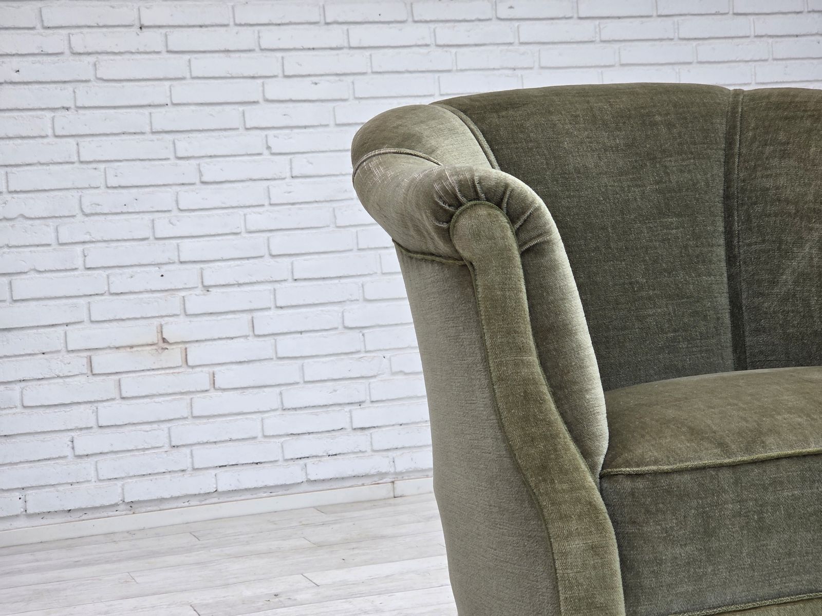 photo furniture Ca. Jaren 1960, Deense Fauteuil, Groen Meubelvelours, Beukenhouten Poten.