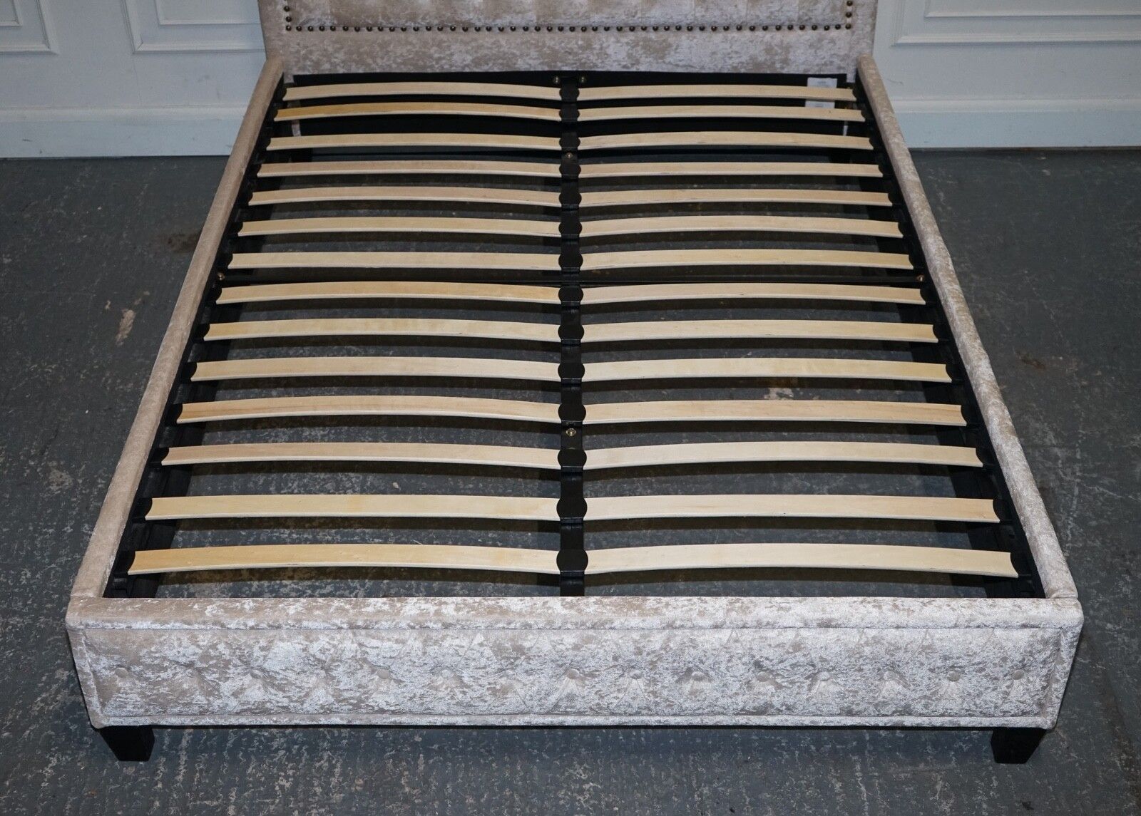 photo vinterior Beautiful Baby Pink Velvet Double Bed Frame