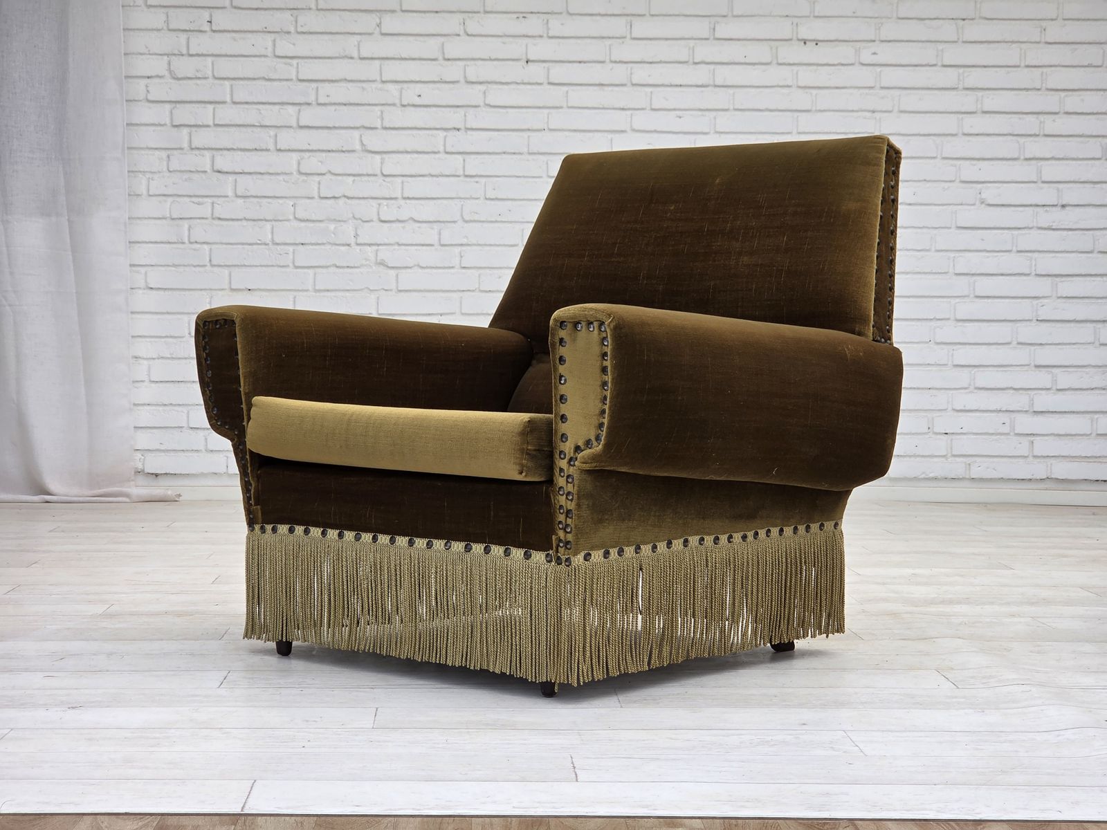 photo vintage 1970s, Danish Armchair, Green Furniture Velour, Ash Wood Legs.