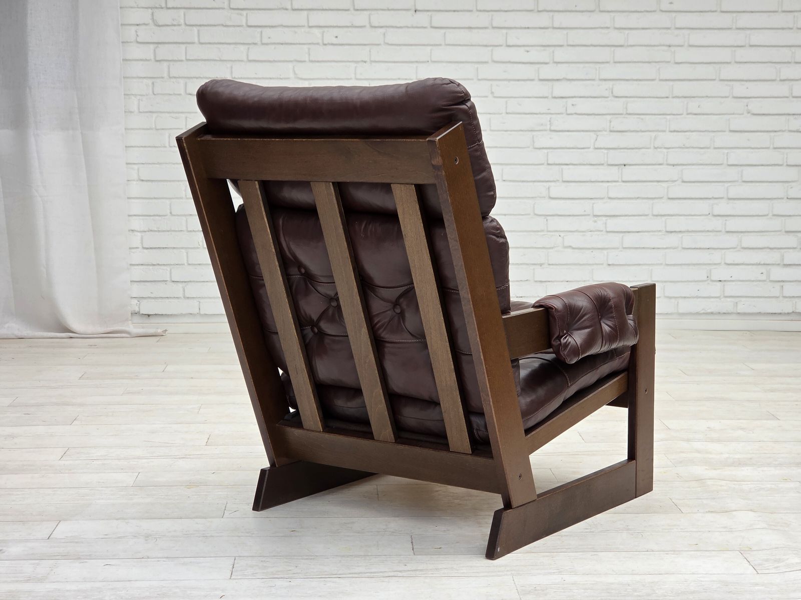 photo vintage 1970s, Scandinavian Highback Armchair, Brown Furniture Leather, Dark Beech Wood.