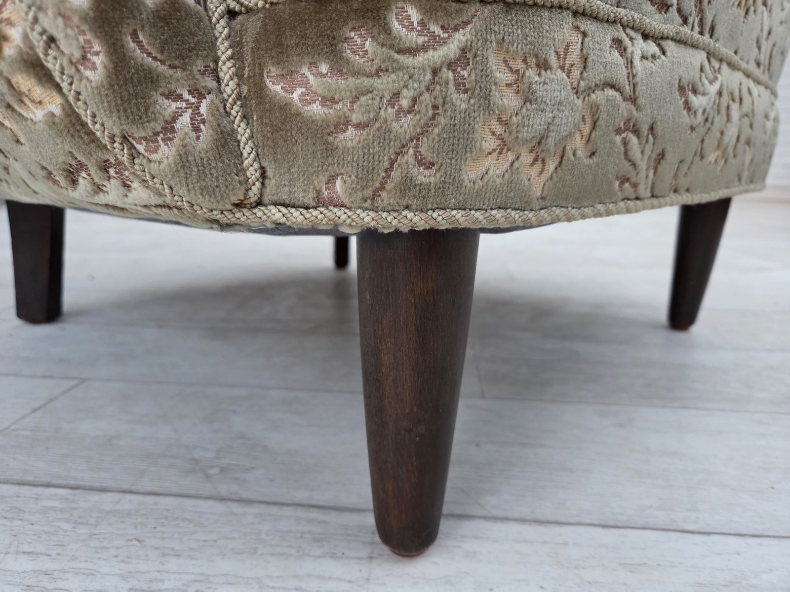 photo for sale Ca. Jaren 1960, Deense Fauteuil, Lichtgroen Meubelvelours, Teakhouten Poten.