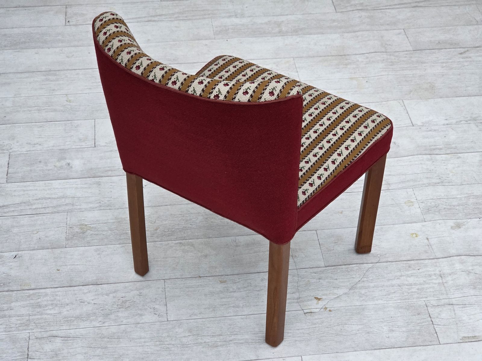 photo furniture Ca. Jaren 1960, Set Van 2 Deense Fauteuils, Traditioneel Deens Geweven Wollen Stof, Essen Houten Poten.