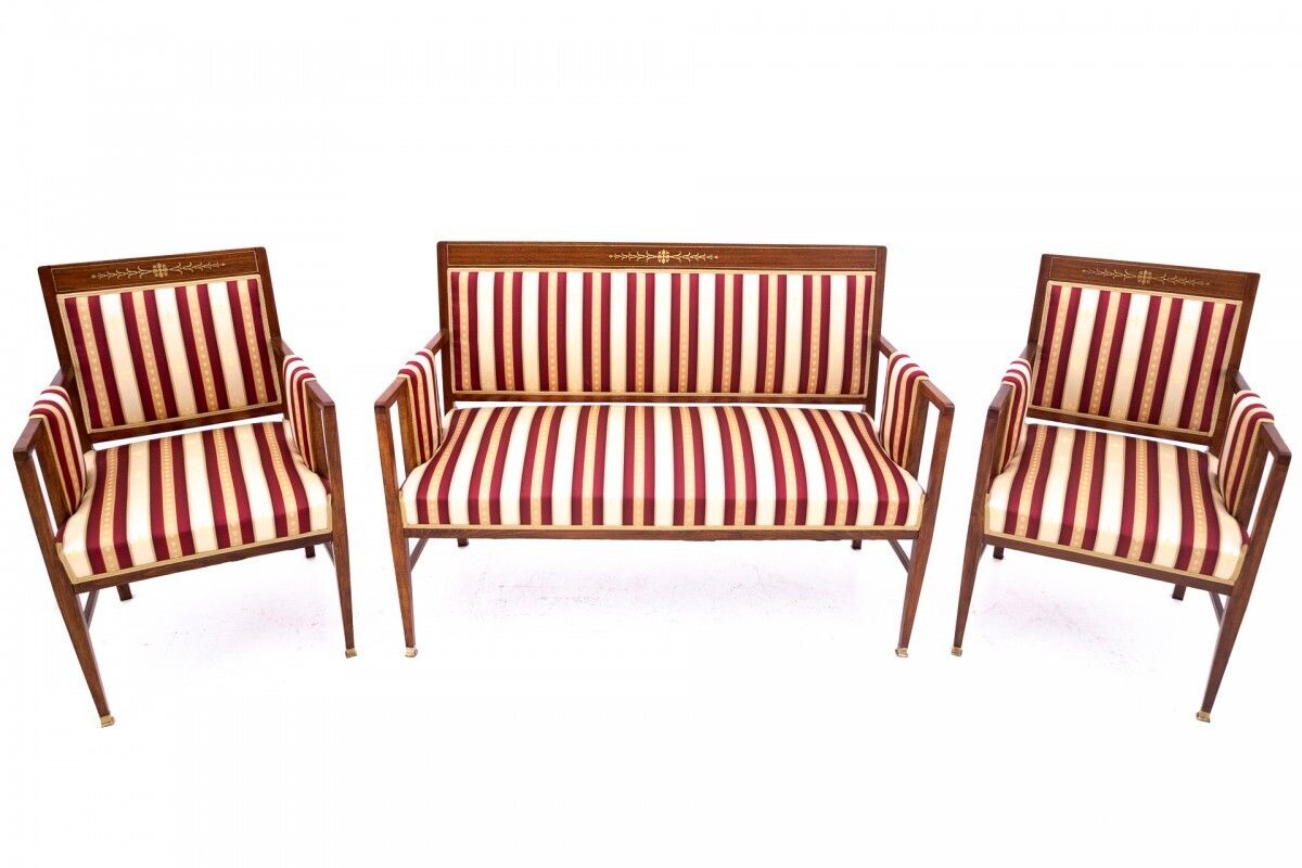 photo vinterior Antique Living Room Set From The End Of The 19th Century. After Renovation.