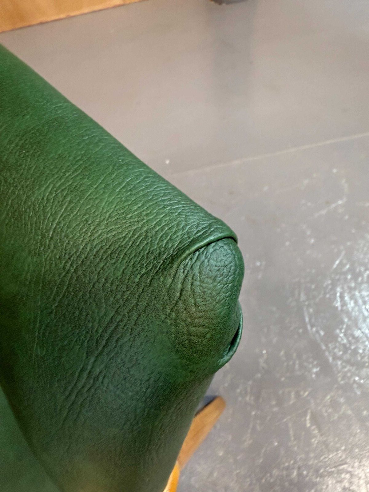 photo furniture Parker Knoll Pk Mid Century Office Armchair In Green Antique Vinyl Leather.. Fully Refurbished & Restored..