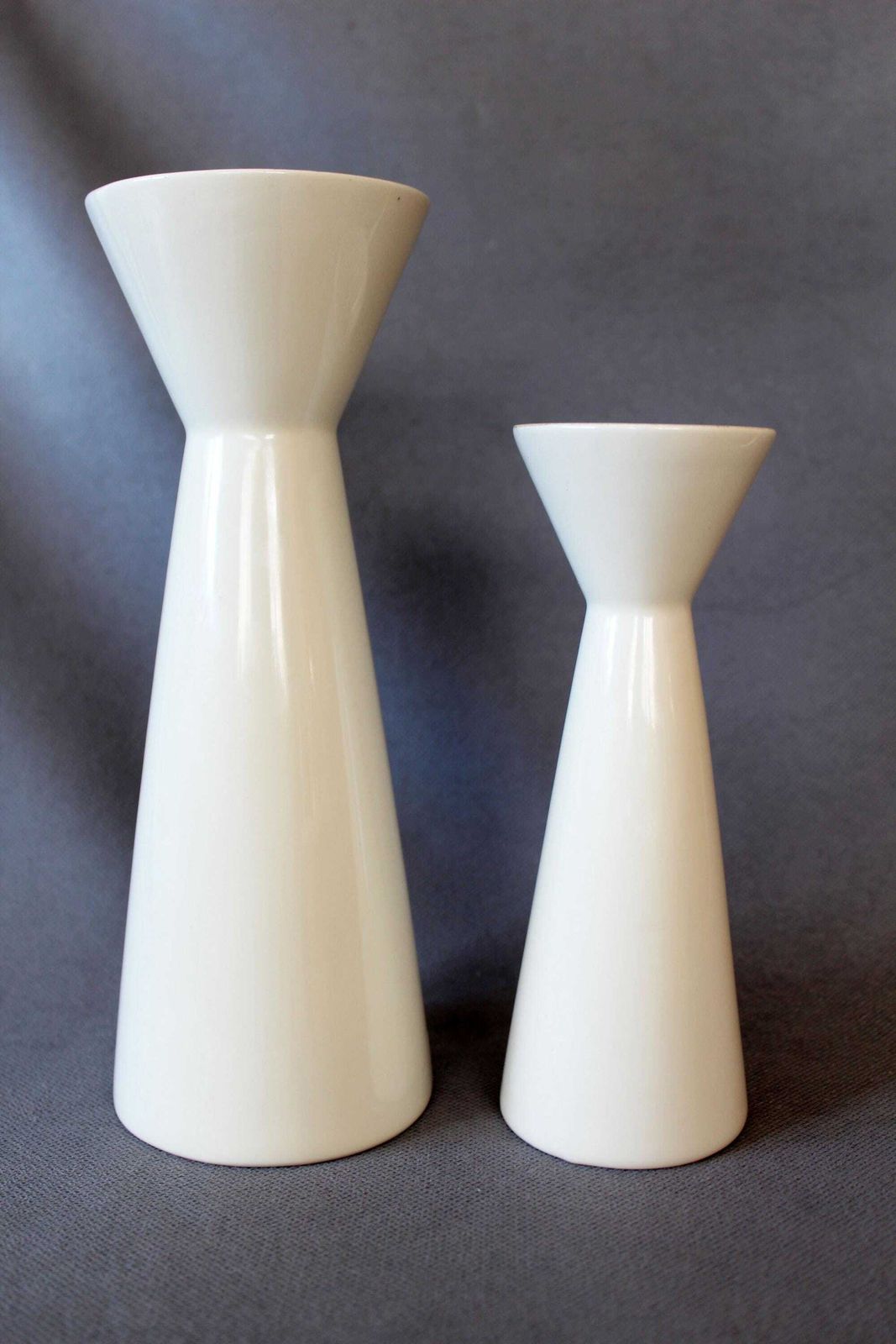 Set Van 2 Modernistische Keramische Gebroken Witte Kegelvormige Vazen, Royal Boch België, Ontwerper Emmanuel Gardin, Model Slender, Dubbelzijdig photo vintage