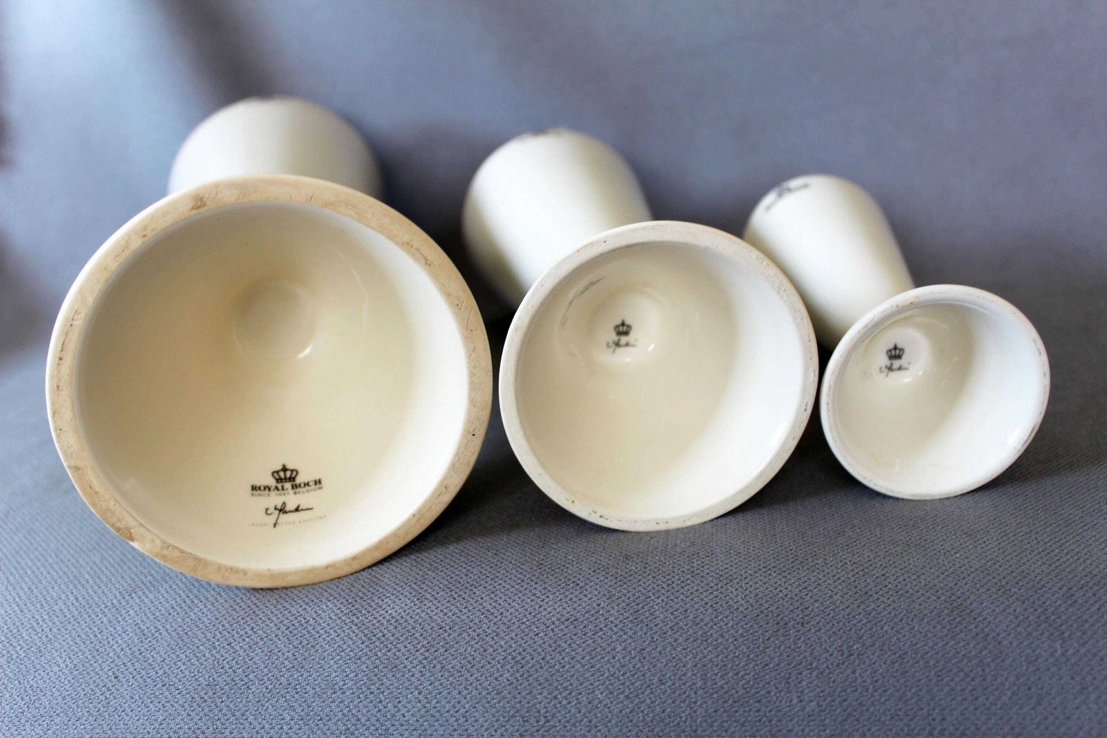 Ensemble de 3 vases cônes modernistes en céramique blanc cassé, bougeoirs, Royal Boch Belgique, par Emmanuel Gardin, modèle Slender, double face photo vintage