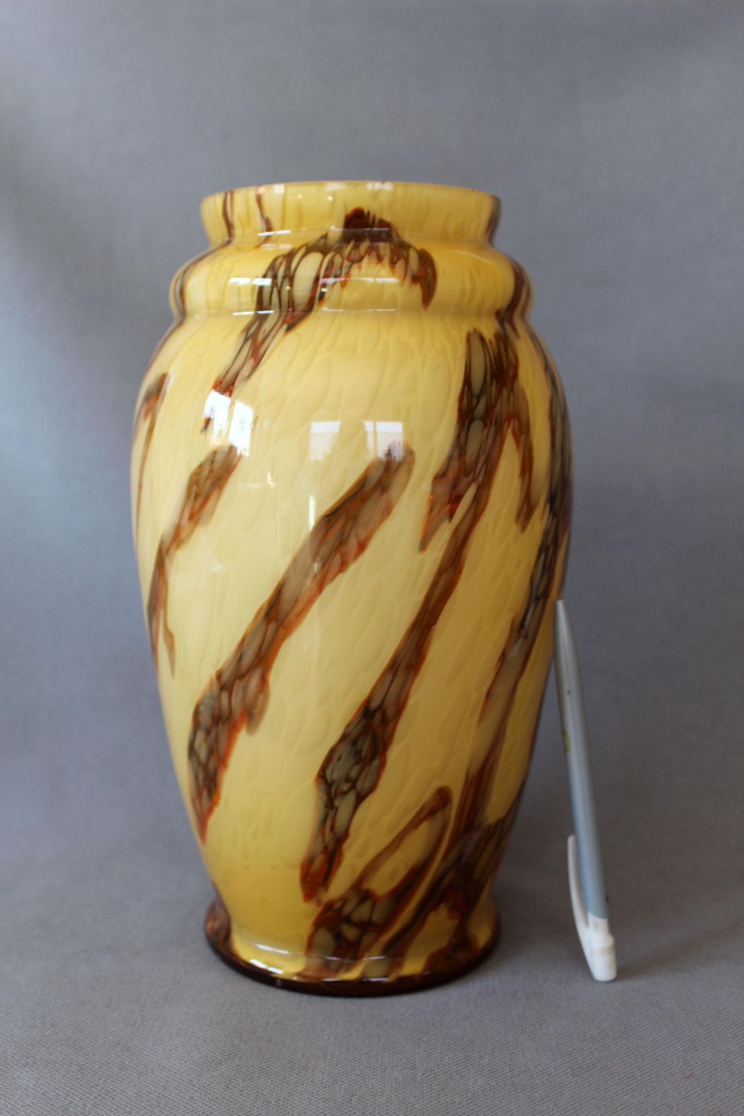 Art Deco Ca. Jaren 1930 Hoge Opaalglaze Vaas, Gemarmerd Glas, Karamel, Dubbelwandig Glas, Scailmont Heemskerk Cristal, Studio Art Glass photo furniture