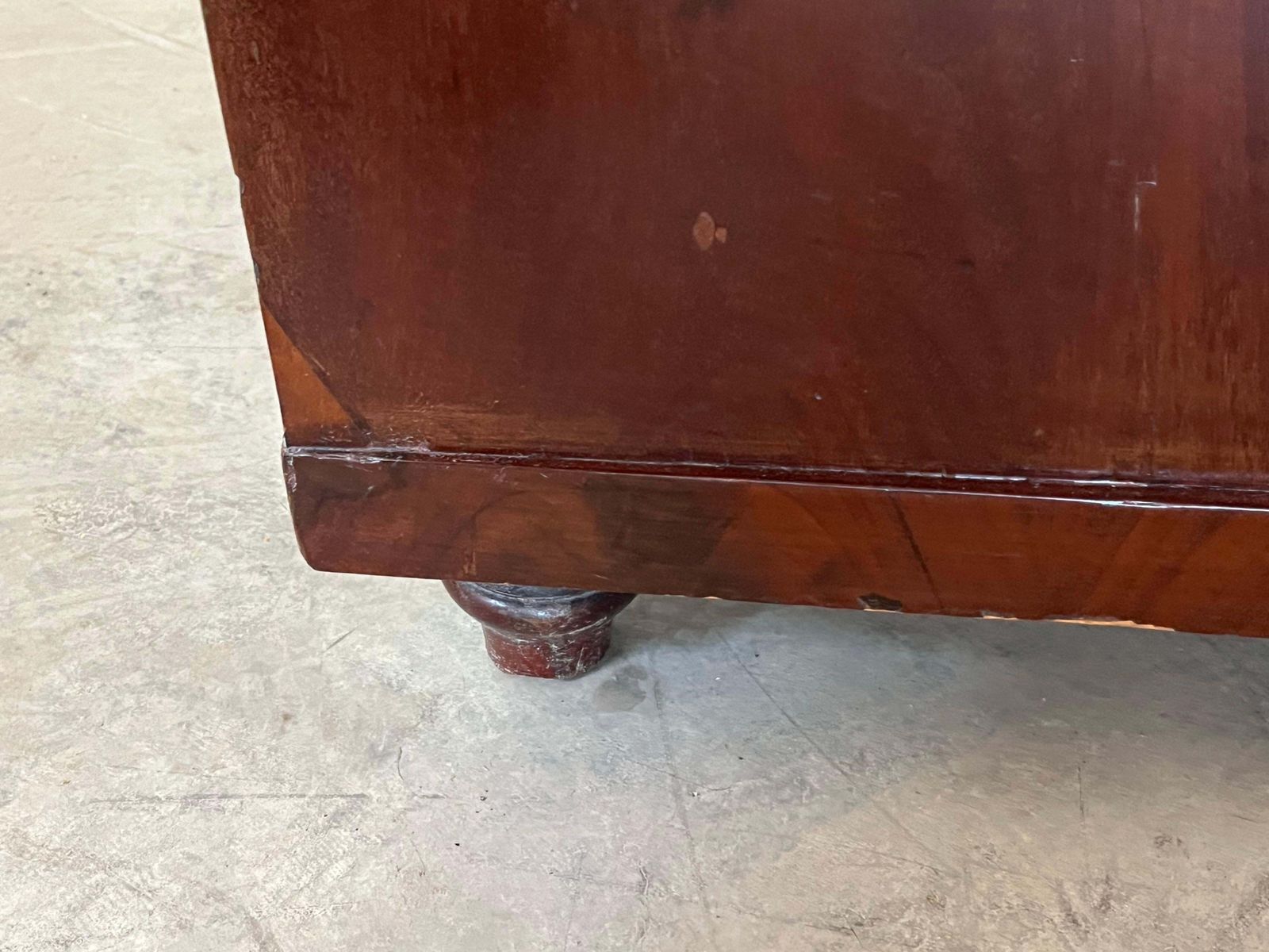 Victorian Mahogany Bow Front Chest Of Drawers, Ca. 1860 photo vinterior