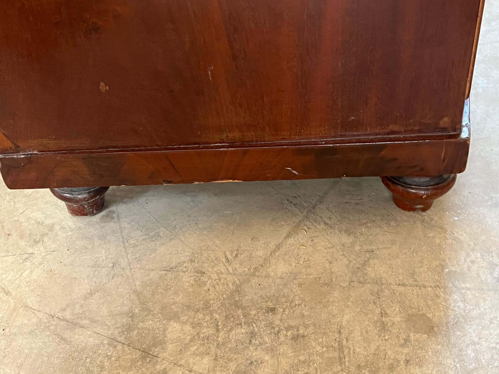 photo vinterior Victorian Mahogany Bow Front Chest Of Drawers, Ca. 1860