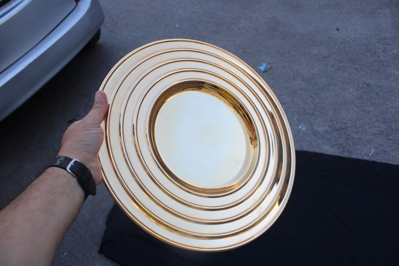 photo furniture Empty Pockets Round Plate Of 24kt Gold Plated Design