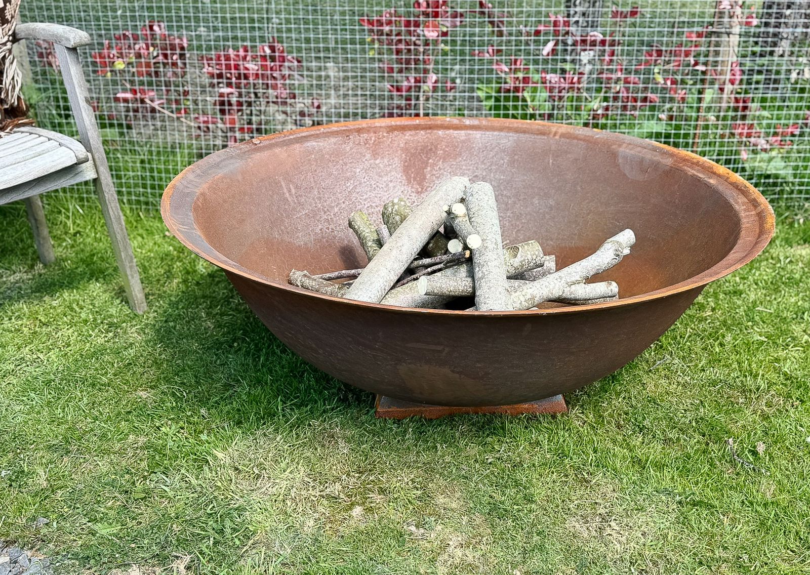photo vintage Large 4ft Natural Cast Iron Garden Fire Pit With A Rust Patina