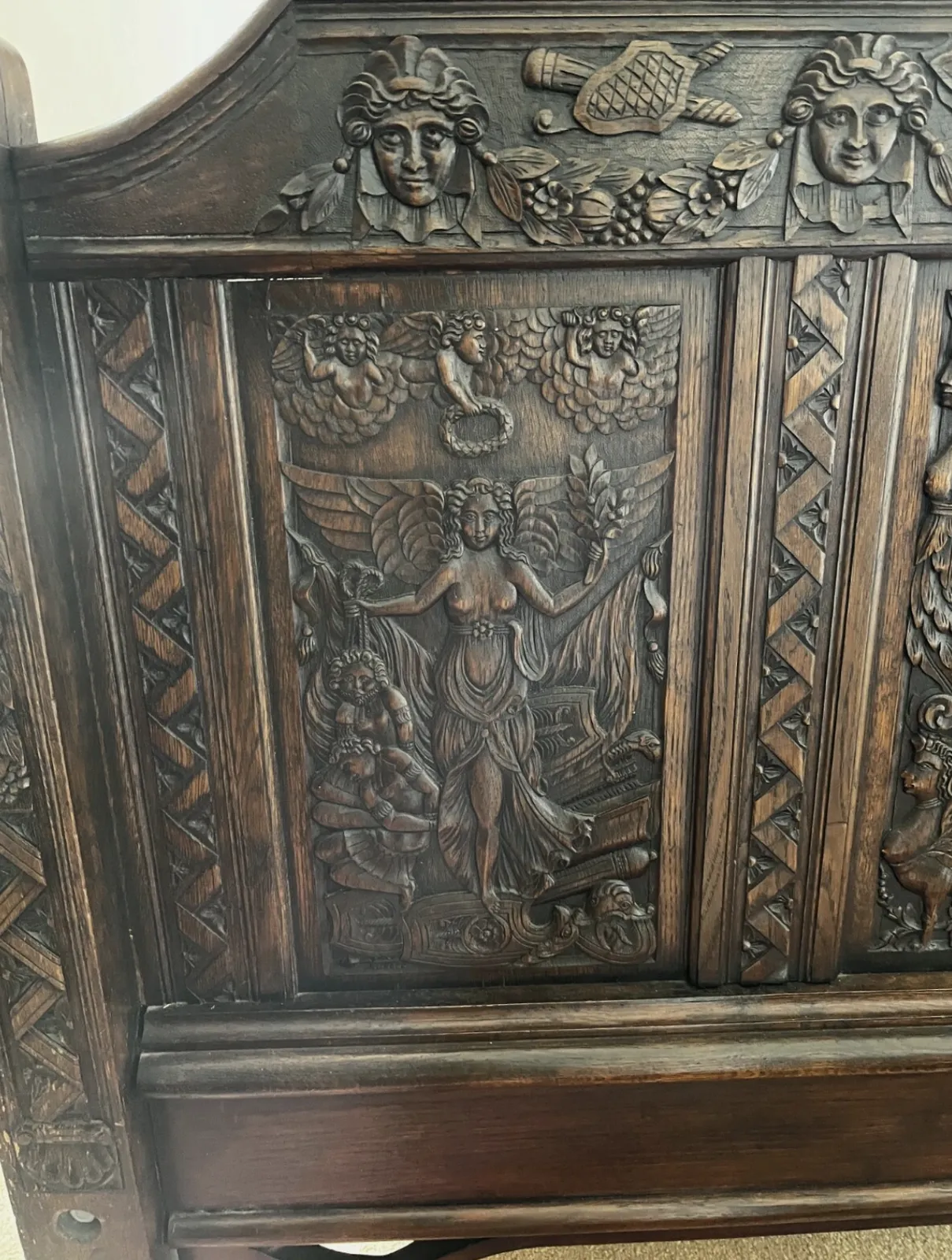 photo vinterior Unique Antique Oak Carved Bed