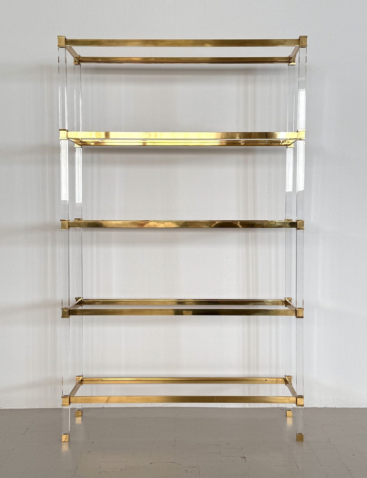 Large Italian Midcentury Shelf In Lucite And Glass, 1980s