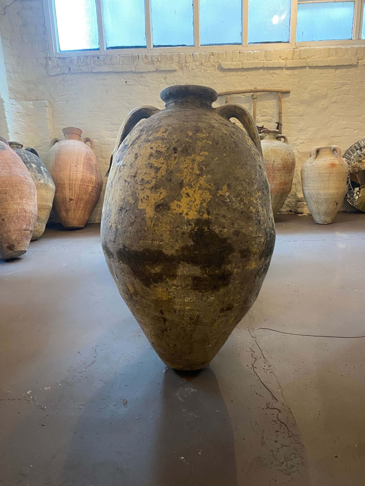 Qita – 19th Century Tunisian Olive Pot photo vinterior