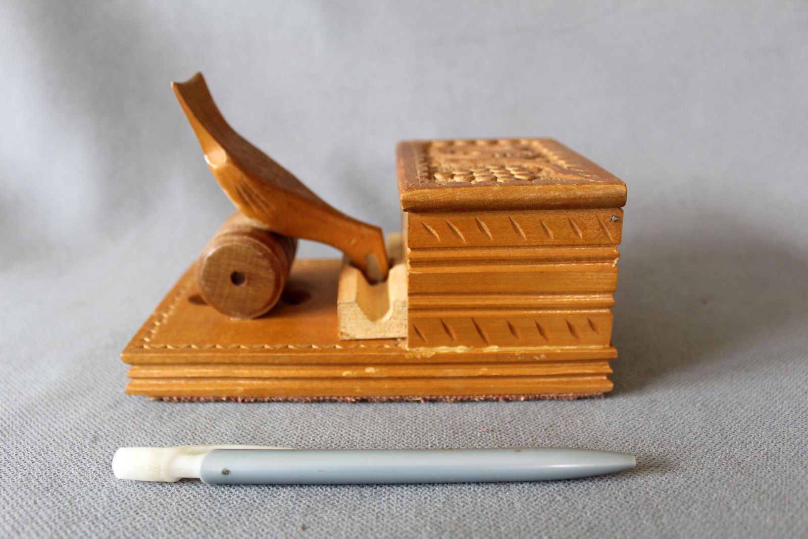 Vintage Sigarettendispenser Van Gesneden Hout, Trek Duwmechanisme, Tobacciana, Sigarettenhouder, Verzamelobject photo Woonaccessoires