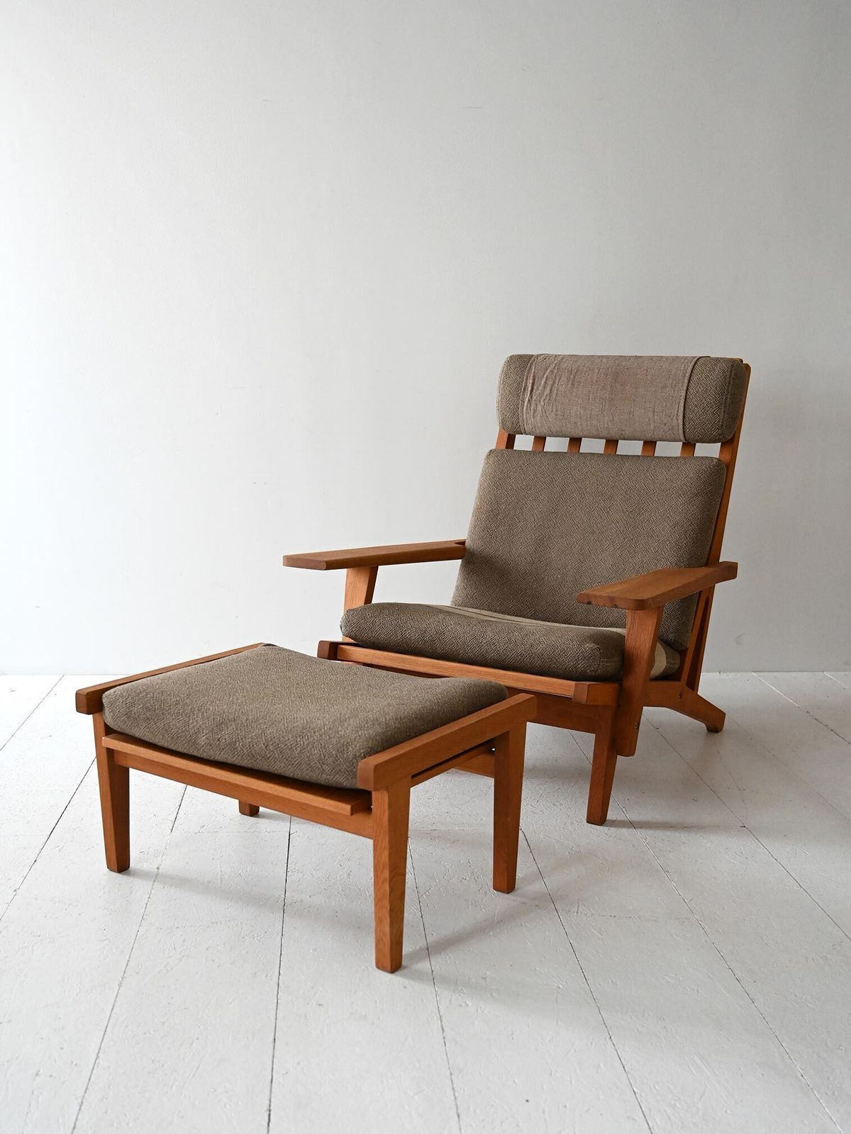 Hans Wegner Ge 375 Armchair With Footrest