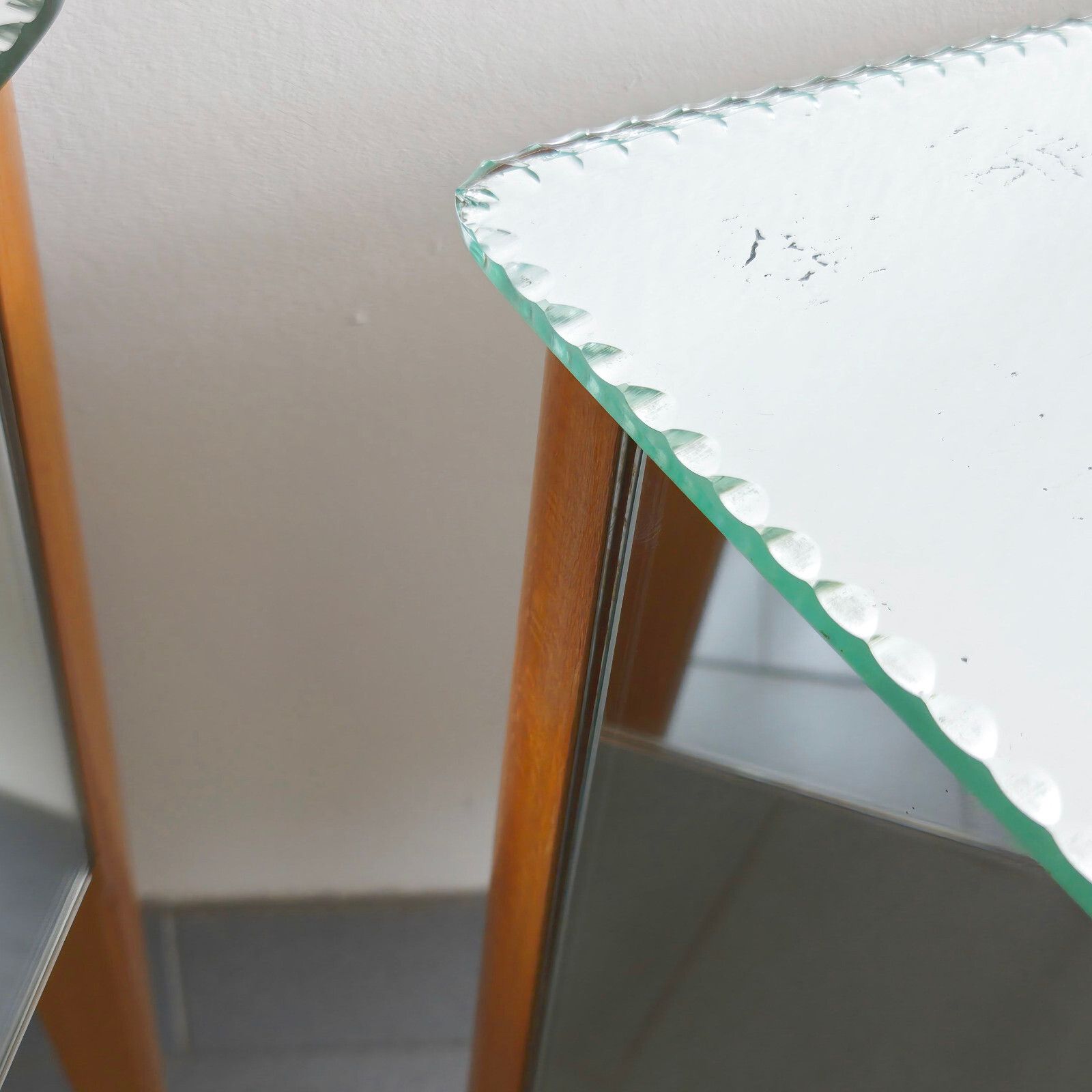 photo furniture Pair Of Vintage 1950s Brass Mirror Bedside Tables Gold & Hetre 50s 50s