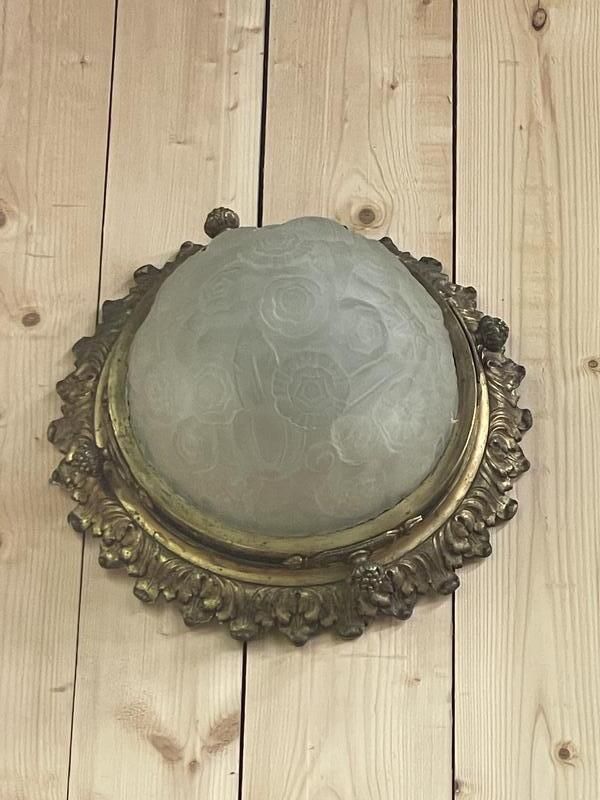 Plafonnier Art Nouveau En Verre Mouluré Et Bronze photo for sale